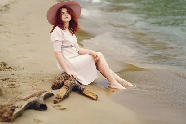 Pretty girl in a beach — Stock Photo, Image