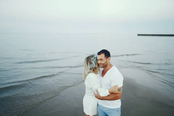 Elegante pareja adulta cerca del mar —  Fotos de Stock