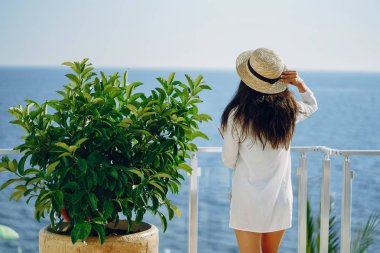 Deniz kenarında kız