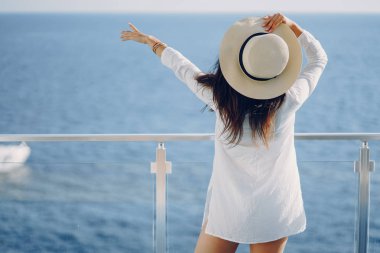 Deniz kenarında kız