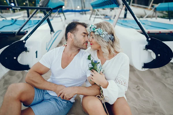 Casal adulto elegante em uma areia — Fotografia de Stock