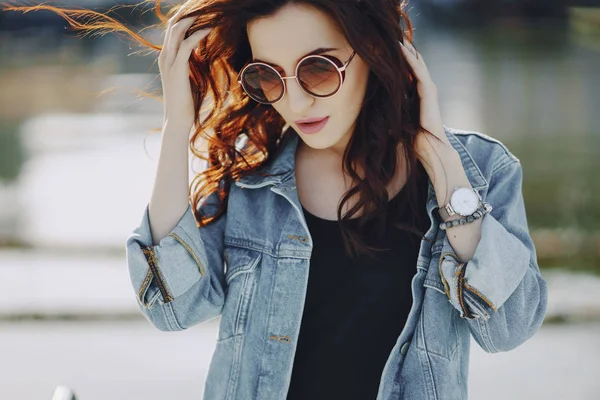 güneş gözlüklü kız