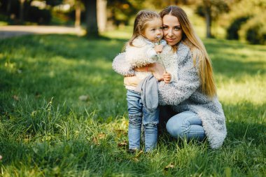 yürümeye başlayan çocuk ile genç anne