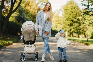 yürümeye başlayan çocuk ile genç anne