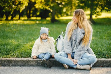 yürümeye başlayan çocuk ile genç anne