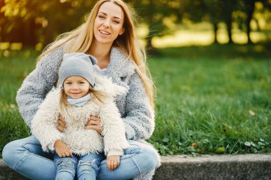 yürümeye başlayan çocuk ile genç anne
