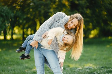 yürümeye başlayan çocuk ile genç anne