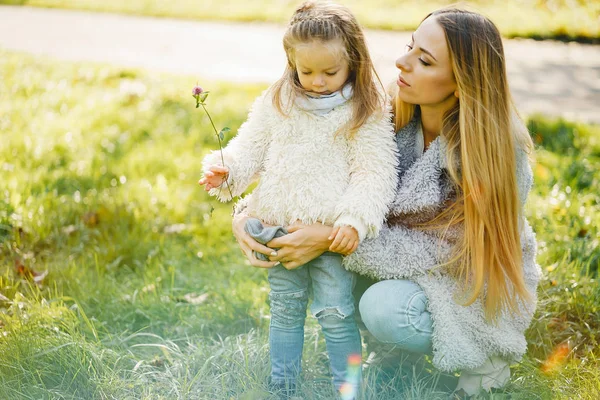 Junge Mutter mit Kleinkind — Stockfoto