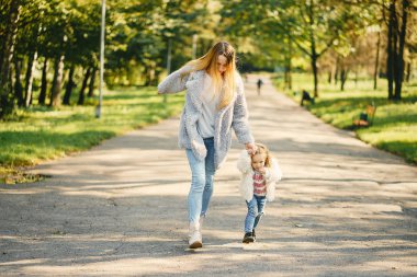 yürümeye başlayan çocuk ile genç anne