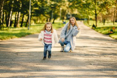 yürümeye başlayan çocuk ile genç anne