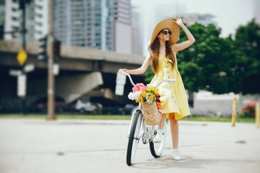 Bisiklet ile güzel kız