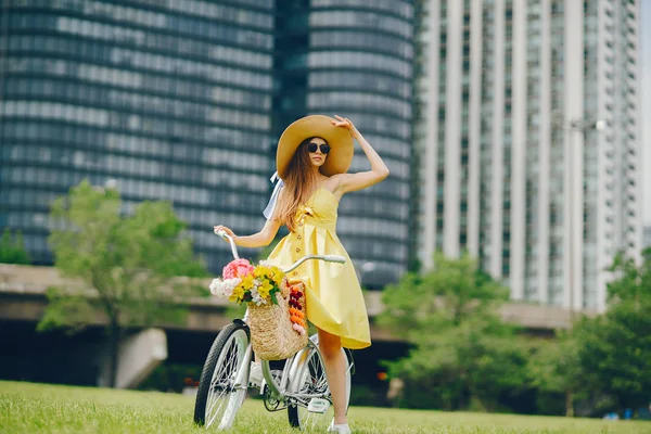 Hübsches Mädchen mit Fahrrad — Stockfoto