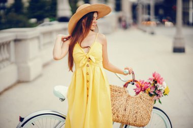 Bisiklet ile güzel kız