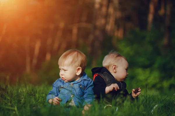 Дети в траве — стоковое фото
