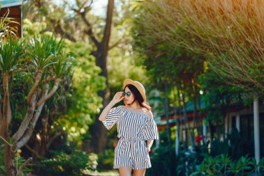 esmer kız bahçesine doğru yürüyüş