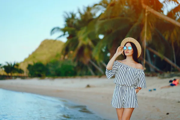 Vacker flicka vandring längs stranden — Stockfoto