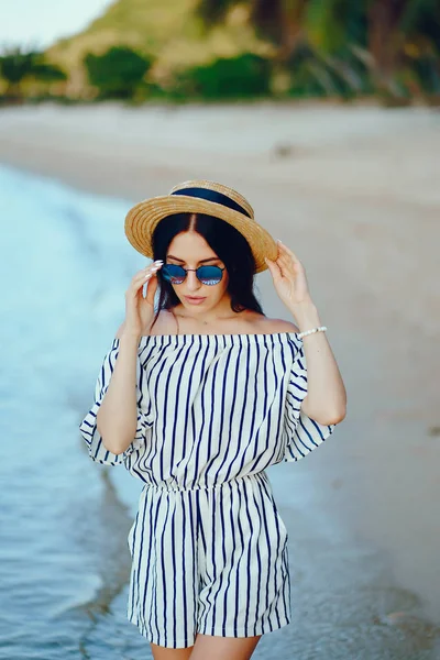 Menina bonita andando ao longo da praia — Fotografia de Stock