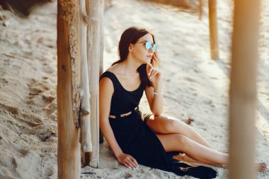 esmer kız plaj keşfetmek