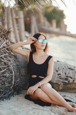 esmer kız plaj keşfetmek