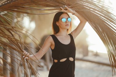 esmer kız plaj keşfetmek