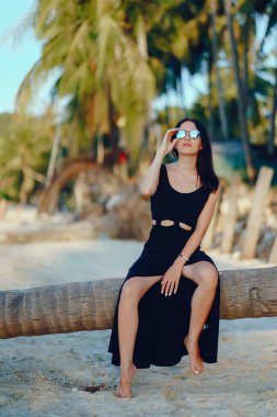 esmer kız plaj keşfetmek