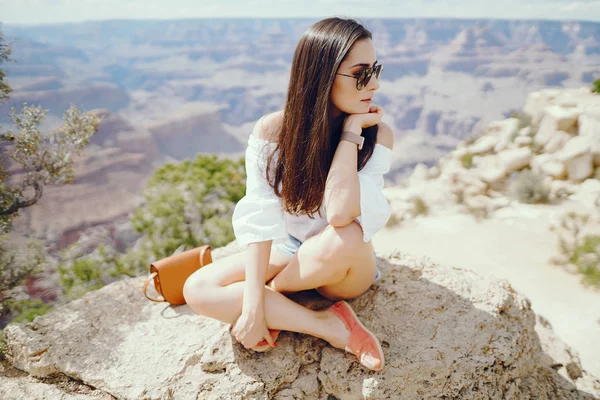 Menina explorando o grande desfiladeiro no Arizona — Fotografia de Stock