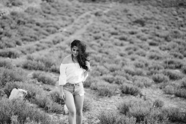 Arizona 'daki büyük kanyonu keşfeden kız.