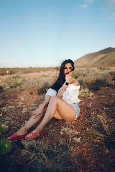 Ragazza che esplora il grande canyon in Arizona — Foto Stock