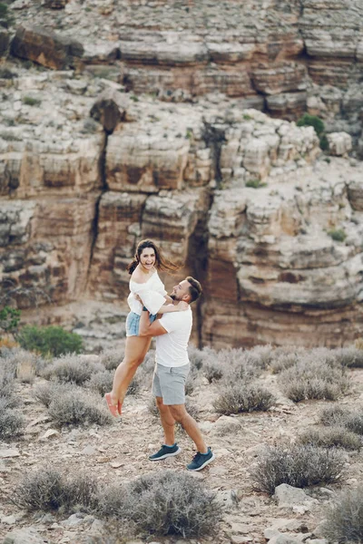 Para zwiedzająca Wielki Kanion w Arizonie — Zdjęcie stockowe