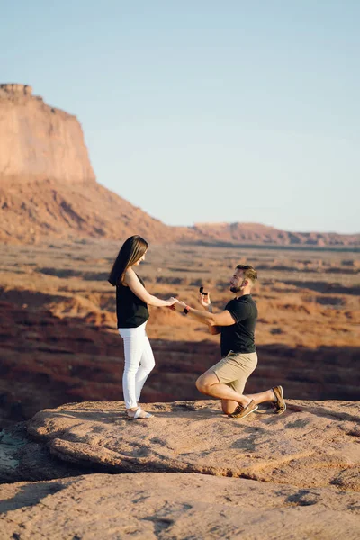Chłopak oświadcza się żonie w Arizonie — Zdjęcie stockowe