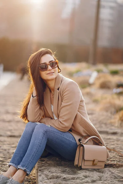 Menina da moda andando em um parque de primavera — Fotografia de Stock