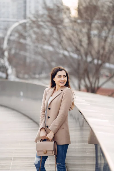 Fashion Girl Walking i en sspring Park — Stockfoto