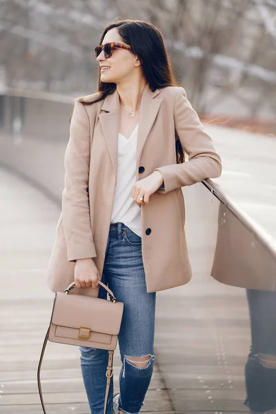 Chica de moda caminando en un parque de primavera — Foto de Stock