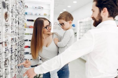 Gözlük dükkanında küçük oğlu olan anne