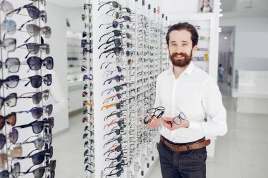 Bir optik dükkanında yakışıklı adam