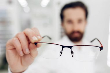 Bir optik dükkanında yakışıklı adam