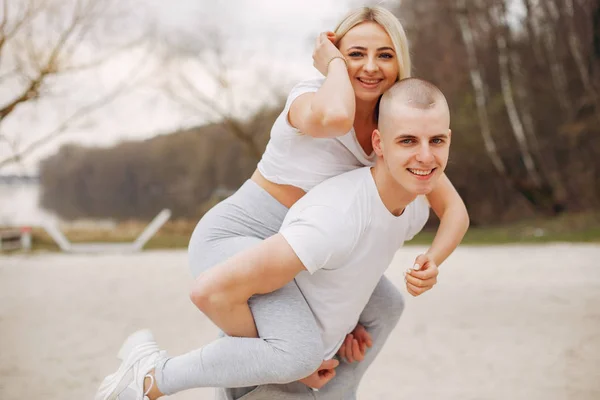Sports couple in a summer park — Stock Photo, Image
