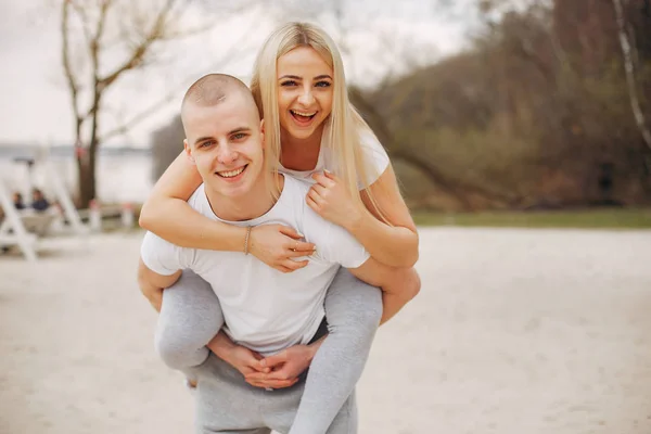 Pareja deportiva en un parque de verano — Foto de Stock