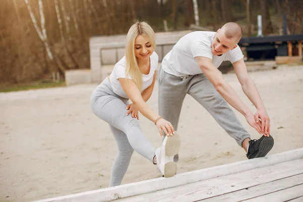 Bir yaz parkında spor çift — Stok fotoğraf