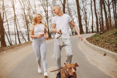 Bir yaz parkında spor çift