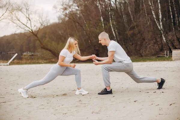 Para sportowa w letnim parku — Zdjęcie stockowe