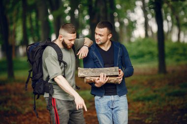 İki arkadaş yaz ormanında dinleniyor.