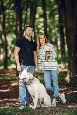 Güzel bir çift yaz ormanında vakit geçirir.