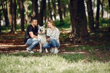 Güzel bir çift yaz ormanında vakit geçirir.