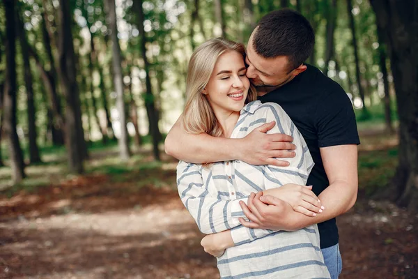 Belo casal passar o tempo em uma floresta de verão — Fotografia de Stock