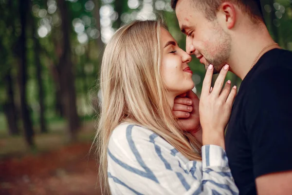 Güzel bir çift yaz ormanında vakit geçirir.