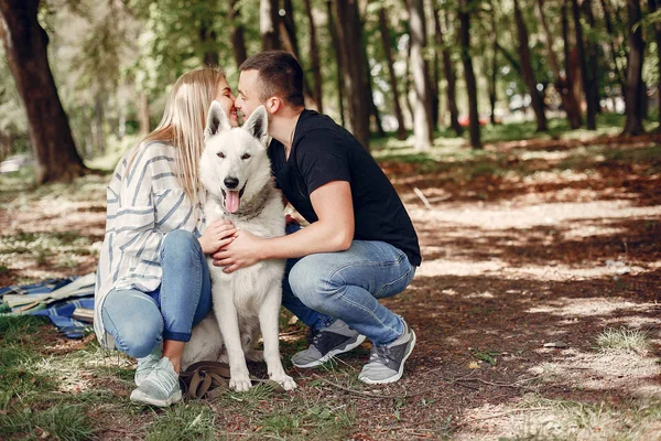 Beautiful couple spend time on a summer forest — Stock Photo, Image