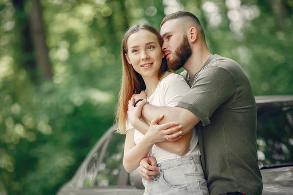 Beautiful couple spend time on a summer forest — Stock Photo, Image
