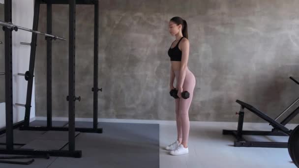 Fit meisje trainen en tillen gewichten — Stockvideo