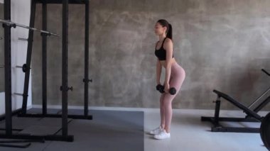 fit kız çalışma ve ağırlık kaldırma